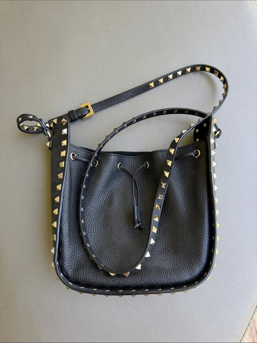 Valentino Garavani Black Leather Rockstud Drawstring Crossbody - Picture 3 of 8